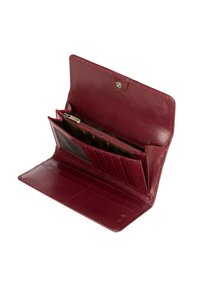 Červená kožená peněženka s klopou na patent, obsahující několik přihrádek na karty, zipovou kapsu a hladký povrch. Otevřený pohled.