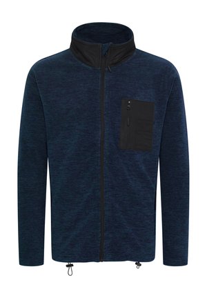 Blauwe fleecejas met volledige ritssluiting, zwarte hoge kraag en een zwart ritsvak op de borst, verstelbare zoom met trekkoorden.