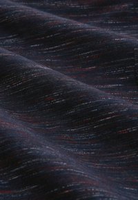 Strukturierter Stoff in Dunkelblau mit feinen, subtilen Streifen in Rot und Weiß. Weiches und flexibles Material mit einer glatten Oberfläche.