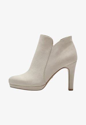 Beige Wildleder-Ankle-Boot mit runder Zehenpartie, V-aufschnitt, 10 cm Stilettostilettoabsatz und Plattformsohle. Glatte Oberfläche und minimalistisches Design.