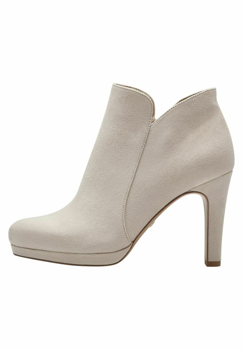 Beige suedin nilkkurit pyöreällä kärjellä, V-mallinen aukko, 10 cm:n stiletto-korko ja platform-pohja. Sileä pinta ja minimalistinen muotoilu.