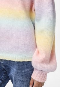 Pastelgestreepte trui van zachte, fuzzy brei; kleuren verlopen van roze naar geel naar blauw. Beschikt over geribbelde manchetten en zoom voor extra textuur.