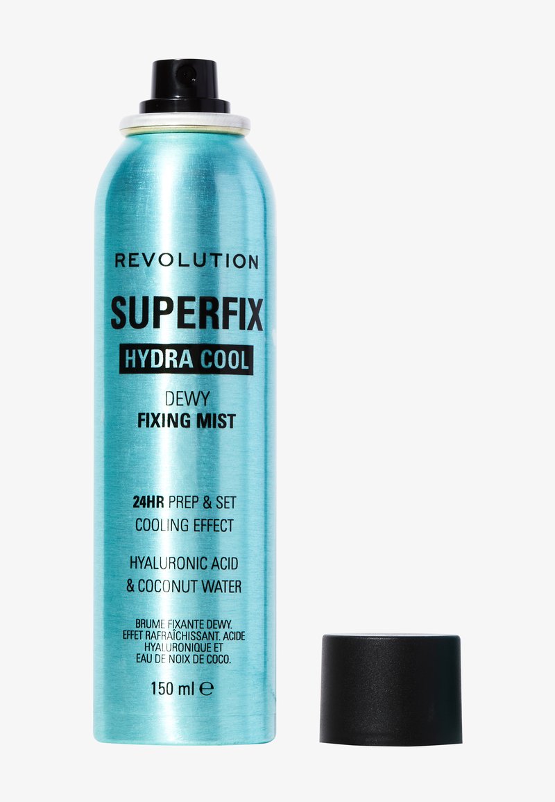 Metallsprayboks med en blank turkis overflate, svart dyse og lokk. Etiketten har hvit og svart tekst om produktdetaljer og ingredienser.