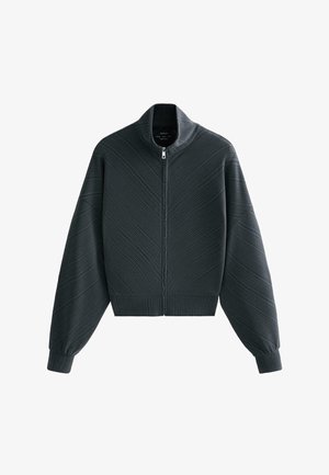 Sötétszürke cipzáras dzseki magas gallérral, texturált átlós csíkokkal, bordázott mandzsettákkal és rövidített szegéllyel.