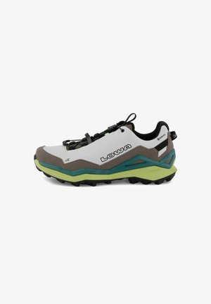 Trailrunning-Schuh mit einem weißen Obermaterial, grauen Lederakzenten und grüner Sohle. Verfügt über elastische Schnürsenkel und ein strukturiertes schwarzes Profil für besseren Grip.