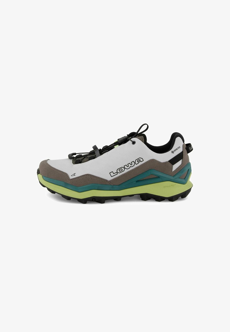 Trailrunning-Schuh mit einem weißen Obermaterial, grauen Lederakzenten und grüner Sohle. Verfügt über elastische Schnürsenkel und ein strukturiertes schwarzes Profil für besseren Grip.