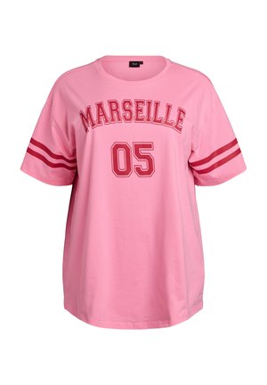 Różowy bawełniany t-shirt z nadrukiem "MARSEILLE" i "05" w kolorze czerwonym, z dwoma czerwonymi paskami na krótkich rękawach oraz okrągłym dekoltem.