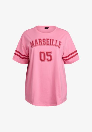 Różowy bawełniany t-shirt z nadrukiem "MARSEILLE" i "05" w kolorze czerwonym, z dwoma czerwonymi paskami na krótkich rękawach oraz okrągłym dekoltem.