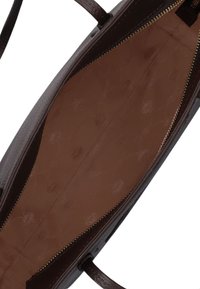 Donkerbruine leren handtas met een gladde textuur en een ritssluiting in goudkleur. Het interieur heeft een lichtbruine voering met een subtiel patroon.