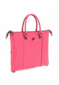 Borsa a spalla in pelle rosa con due manici superiori, dettagli neri e un logo. Presenta una forma strutturata e quattro piedini protettivi sul fondo.