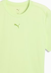 Αθλητική μπλούζα νέον πράσινου χρώματος, με στρογγυλή λαιμόκοψη, κοντά μανίκια και μικρό λογότυπο στο ίδιο χρώμα στο στήθος. Λείο, ελαφρύ ύφασμα.