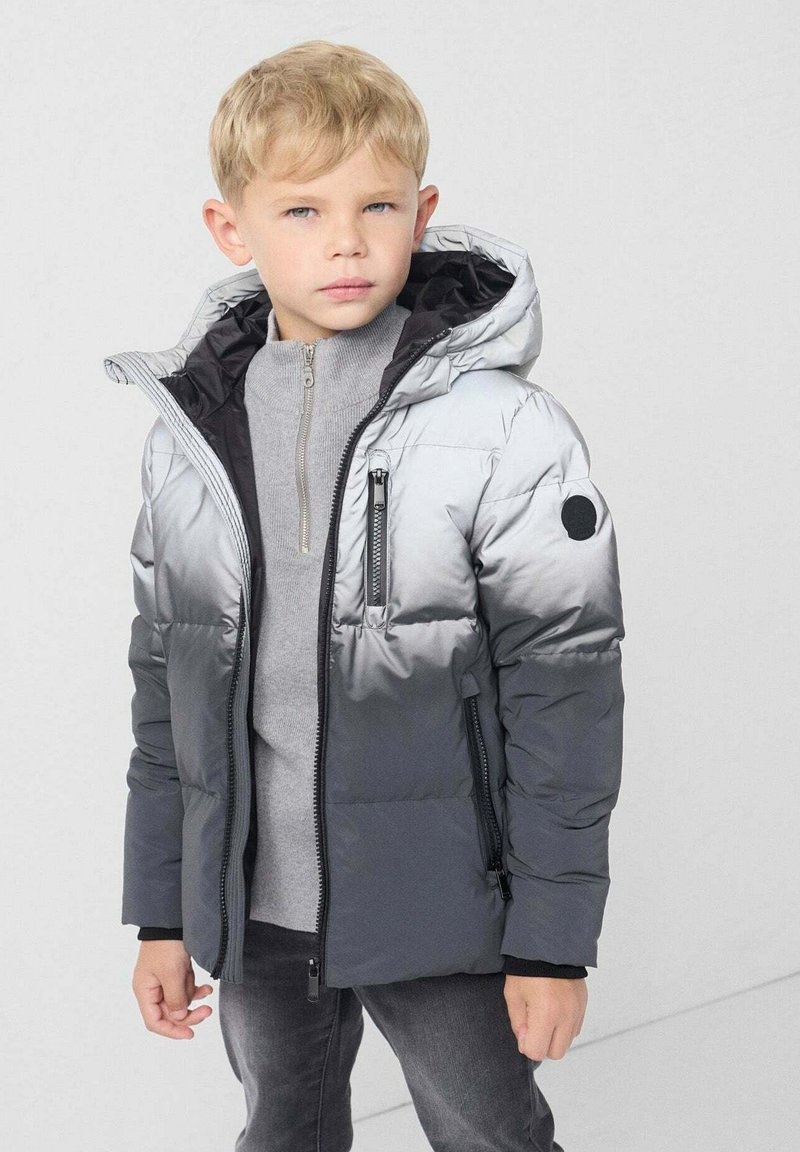 Chaqueta acolchada en un degradado de plata a gris oscuro, con capucha, cremalleras frontales y un parche redondo negro con logo en la manga.