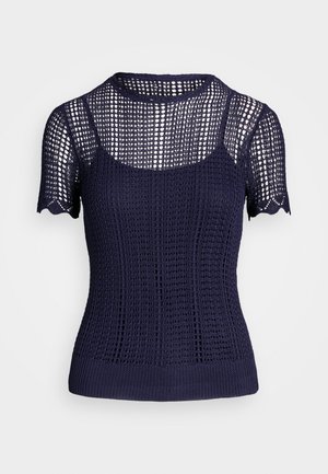 Marinblå strikket topp med kortermet design, åpen vevtekstur og scallop-kant rundt ermene og utringningen.