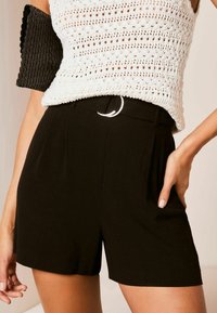 Lipsy REGULAR FIT - BELTED WITH A TOUCH  - Lühikesed püksid - black