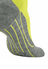 Calcetín atlético gris y amarillo neón con un patrón texturizado, talón reforzado y costura de puntera suave, diseñado para comodidad y soporte.