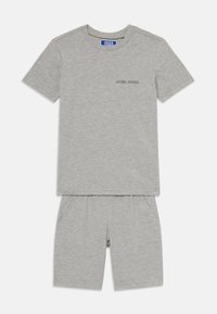 Hallhallane puuvillane T-särk lühikeste varrukatega ja väikese "JACK & JONES" logoga. Ühesugused hallid lühikesed püksid on küljetaskutega ja elastse vöökohaõmblusega.