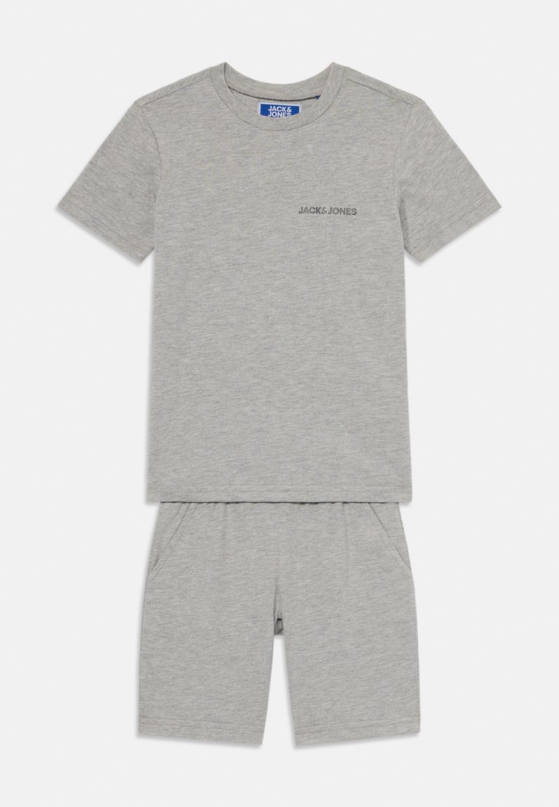 Hallhallane puuvillane T-särk lühikeste varrukatega ja väikese "JACK & JONES" logoga. Ühesugused hallid lühikesed püksid on küljetaskutega ja elastse vöökohaõmblusega.