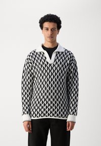 Scotch & Soda TEXTURED DROPPED SHOULDER LONG SLEEVE POLO - Striktrøje - white