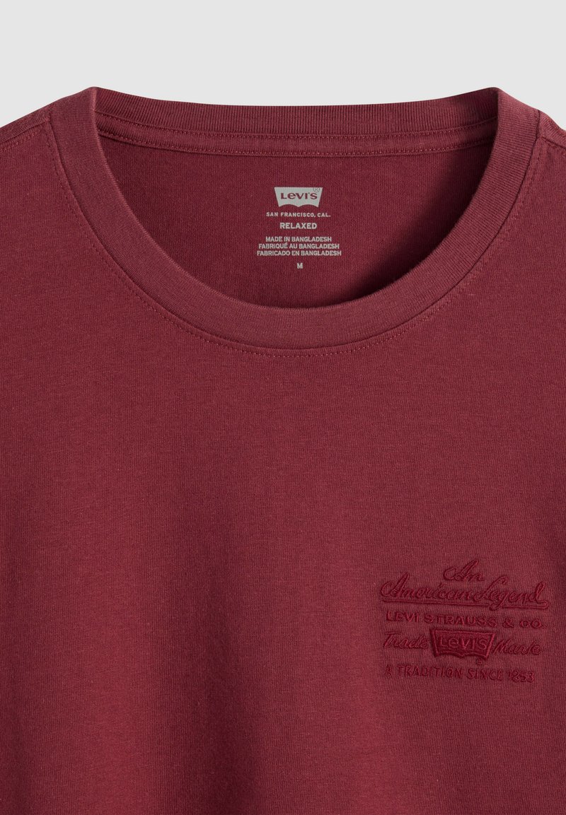Mørkerød Levi's t-shirt med afslappet pasform, rund hals, printet indvendig etiket og broderet logo-tekst på brystet.