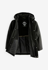Schwarze isolierte Jacke mit Kapuze, ausgestattet mit einem Reißverschluss und Druckknopfverschluss sowie einem weichen, strukturierten Innenfutter. Etikett innen sichtbar.