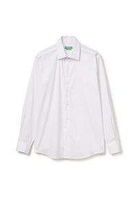 Camisa blanca de manga larga hecha de una tela suave, con tapeta de botones, cuello puntiagudo y dobladillo redondeado. Sin patrones ni acentos visibles.