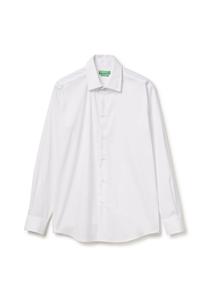 Camisa blanca de manga larga hecha de una tela suave, con tapeta de botones, cuello puntiagudo y dobladillo redondeado. Sin patrones ni acentos visibles.