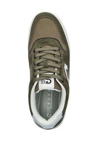 Grüne Leinenschuhe und Wildlederschuhe mit weißer Gummisohle, Schnürsenkeln und Akzenten. Verfügt über einen gepolsterten Schaft, runde Zehenpartie und ein Logo an der Seite.