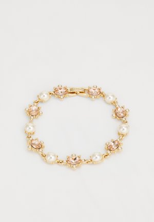 Armband in Goldfarbe mit wechselnden pinken Edelsteinen und weißen Perlen in einem floralen Design, ausgestattet mit einem sicheren Verschluss.