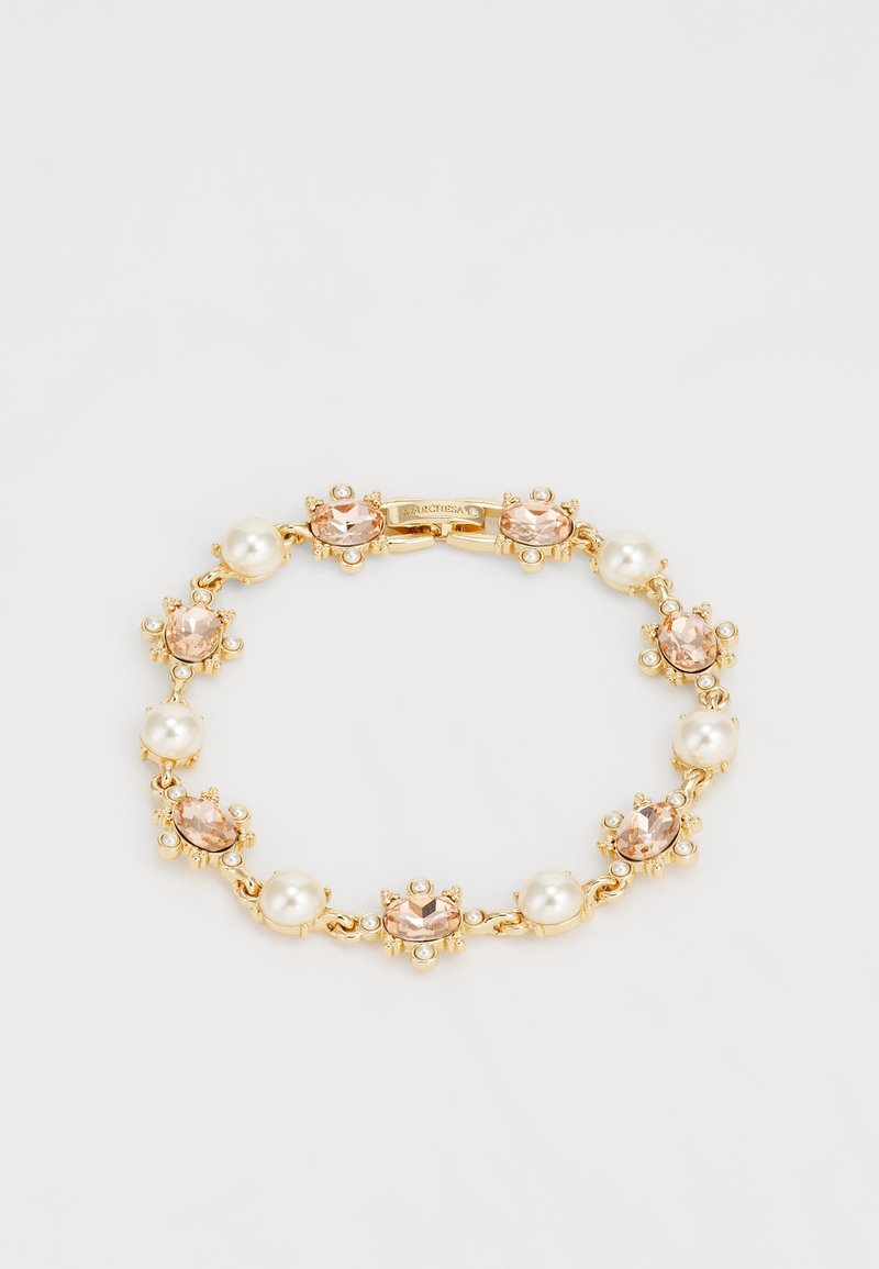 Gouden armband met afwisselend roze edelstenen en witte parels, gezet in een bloemontwerp met een veilige sluiting.
