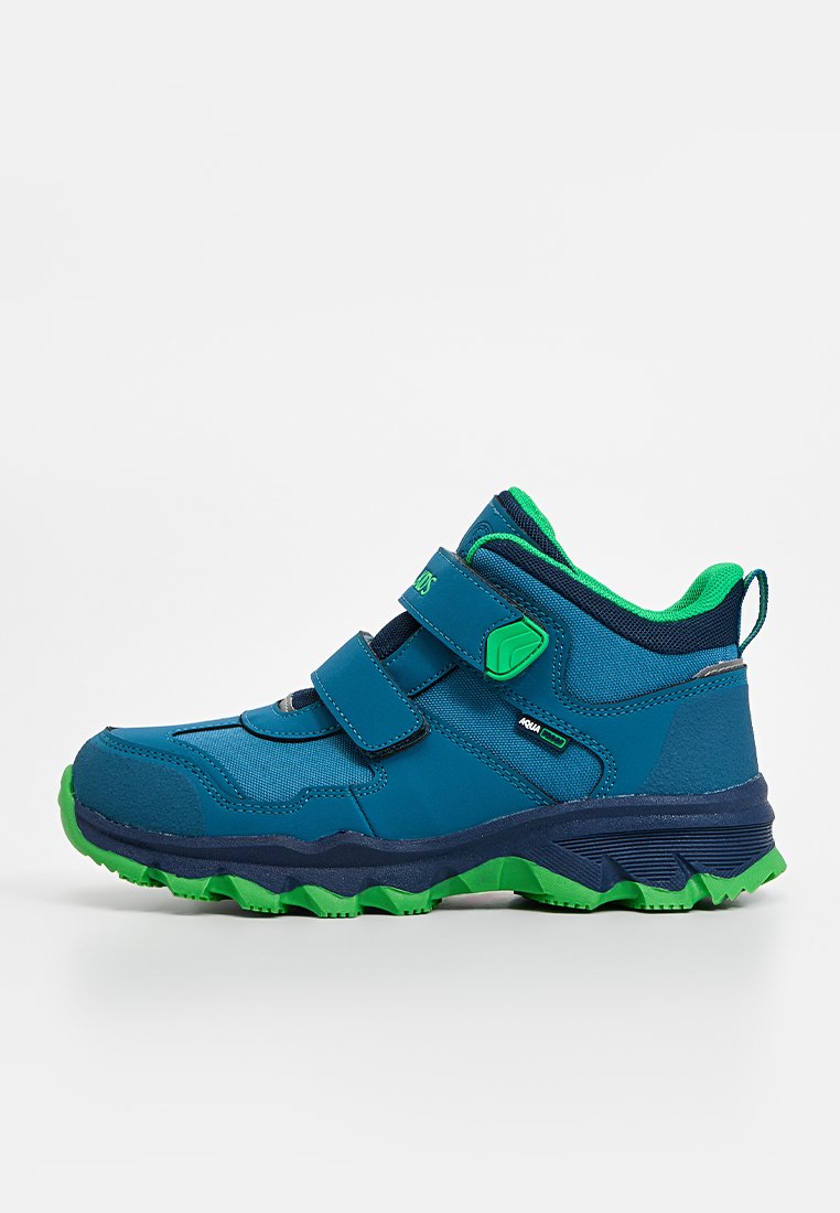 Blaue und grüne High-Top-Schuhe mit zwei Klettverschlüssen, strukturiertem Stoff, glattem Zehenbereich und robustem grünen Außensohle für besseren Halt.