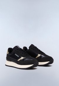 Černé tenisky s semišovými a koženými materiály, s pozlacenými detaily, kulatými tkaničkami a texturovanou gumovou podrážkou. Klasický sportovní design.