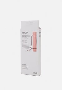 Correa para transportar yoga trenzada en rosa claro, fabricada en 100% poliéster. Presenta un diseño con asa para un fácil transporte, capacidad máxima de 10 kg.