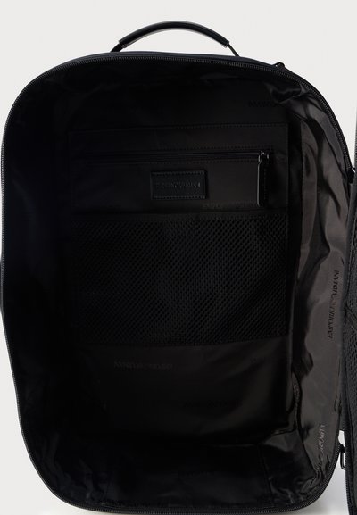 Μαύρο εσωτερικό σακιδίου με τσέπη με φερμουάρ και τμήμα από δίχτυ, ανάγλυφο λογότυπο Emporio Armani στην τσέπη και το επένδυμα.