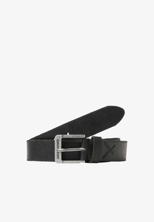 Zwarte leren riem met zilverkleurige rechthoekige gesp gegraveerd met "JACK & JONES" en een X-vormig stiksel detail dichtbij de gesp.