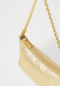 Coccinelle AURA - Sac à main - gold-coloured