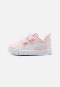 Baskets en rose et blanc pour tout-petits avec deux bandes Velcro, logo Puma blanc sur le côté, et semelle épaisse blanche sur un fond blanc.