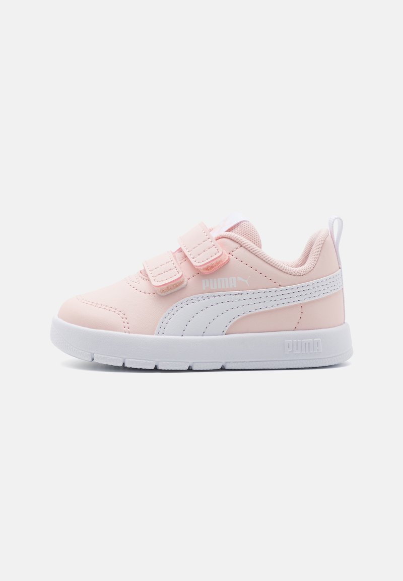 Baskets en rose et blanc pour tout-petits avec deux bandes Velcro, logo Puma blanc sur le côté, et semelle épaisse blanche sur un fond blanc.