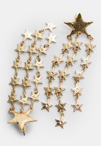 Goldfarbene Metallohrringe mit miteinander verbundenen Sternformen und einem strukturierten Design, die in der Länge von einem sternförmigen Stecker herabfallen.