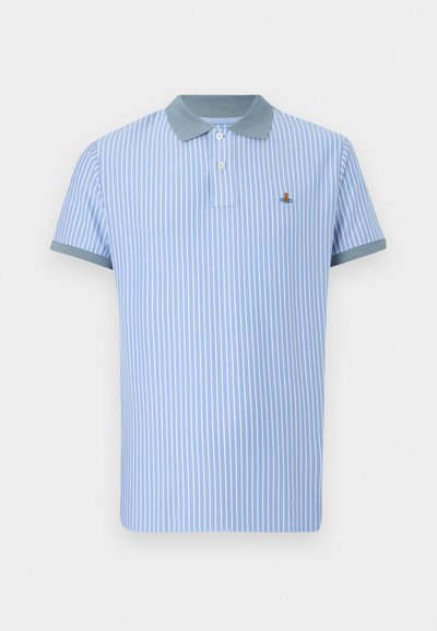 Chemise polo à rayures bleu clair avec des manches courtes, col et poignets côtelés en bleu plus foncé, présentant un petit accent brodé sur la poitrine.