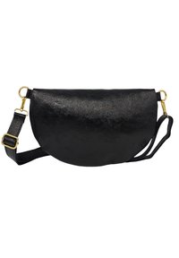 Sac à main en cuir noir avec une forme incurvée et semi-circulaire. Dispose d'une fine bandoulière et de détails en métal doré. Texture lisse.