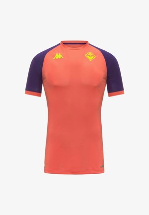 Maglia sportiva a maniche corte color corallo con maniche viola scuro, con loghi del marchio gialli sul petto e sui polsini delle maniche.