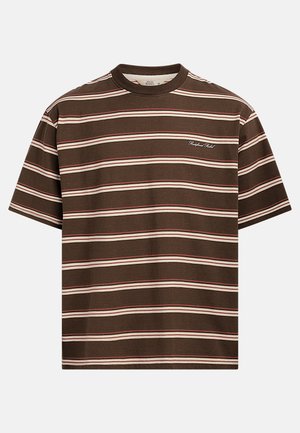 Καφέ βαμβακερό μπλουζάκι με οριζόντιες ρίγες σε μπεζ και κόκκινο, λαιμόκοψη στρογγυλή, κοντά μανίκια και κεντημένο λογότυπο στο μπροστινό μέρος.