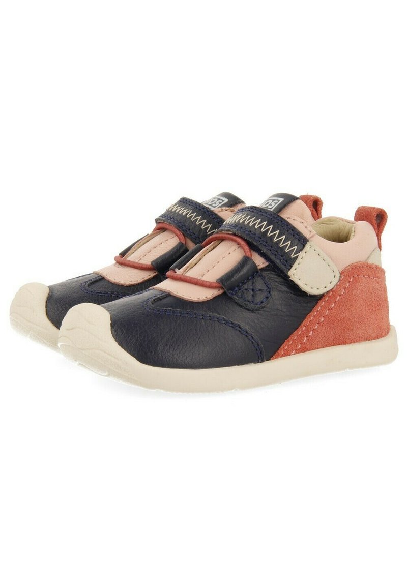 Leder- und Wildlederschuhe für Kinder mit einem marineblauen Körper, rosa Akzenten und einem beigen Einsatz. Klettverschlüsse mit gesteppten Details.