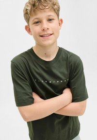 Tamsiai žalia medvilninė marškinėliai trumpomis rankovėmis, su tekstu "JACK & JONES" baltu spalva per krūtinę; sklandus paviršius, laisvas siluetas.
