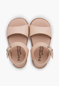 Vaaleanpunaiset nahkasandaalit, joissa on leveät jalan remmit ja nilkkaremmi, jossa on hopeinen solki. Silkkinen pinta, minimalistinen muotoilu.