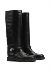Czarne skórzane botki do kolan o gładkiej teksturze, okrągłym nosku oraz pasku i klamrze przy kostce. Płaska gumowa podeszwa.