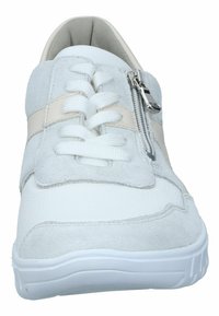 Witte sneaker met grijze suède accenten, vetersluiting, zijrits en een textuur rubberen zool. Heeft een glad leren afwerking.