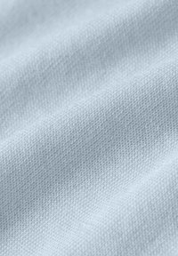 lichtblauwe geweven stof met een zachte textuur en diagonale en horizontale patronen, wat een subtiele, uniforme uitstraling creëert.