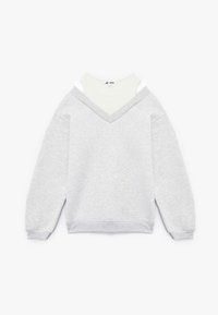 Grå sweatshirt med V-ringning, med långa ärmar och en mjuk textur. Lager-på-lager-look med en ljusfärgad inre skjorta synlig.