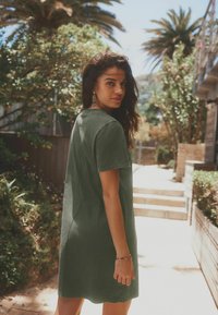 Next REGULAR FIT - Trikotaažkleit - khaki green